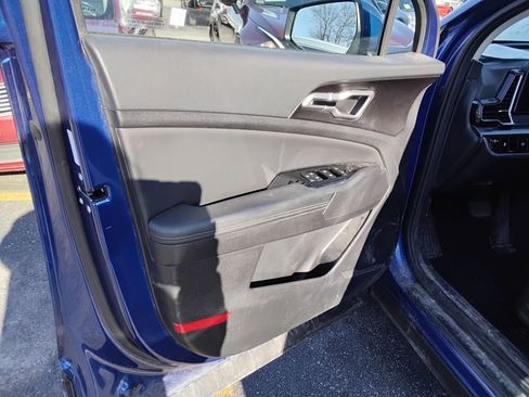 Used 2025 Kia Sportage EX image 9