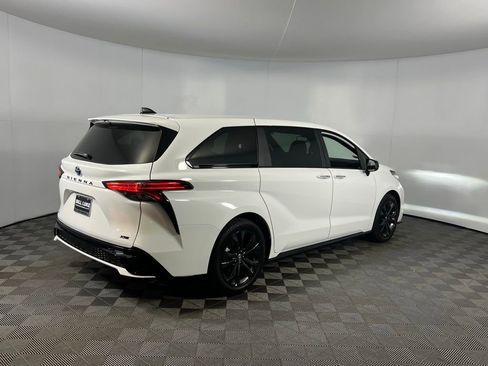 Used 2025 Toyota Sienna XSE image 5