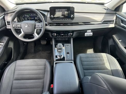 Used 2025 Mitsubishi Outlander 4WD Plug-In Hybrid image 32