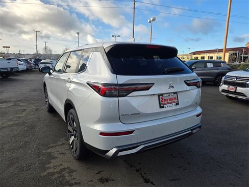 New 2025 Mitsubishi Outlander SE image 4