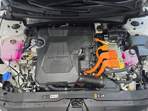Used 2025 Hyundai Elantra Hybrid FWD image 30