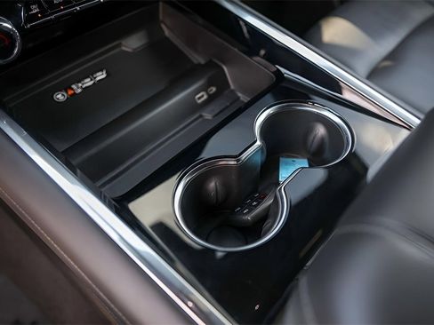 Used 2025 Chevrolet Suburban Z71 image 23