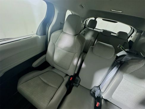 Used 2024 Toyota Sienna LE image 12