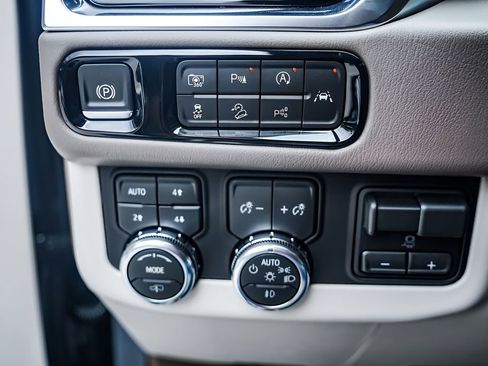 New 2026 GMC Yukon Denali w/ Denali Reserve Package AWD/4WD image 17
