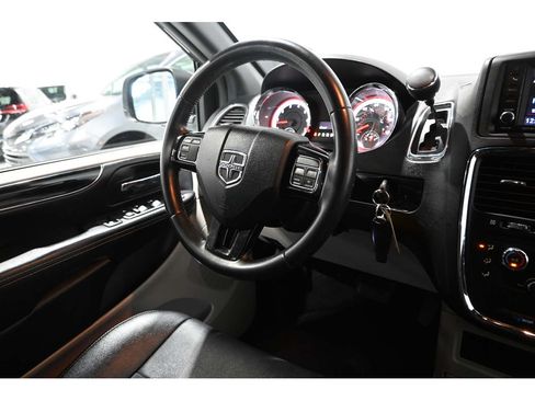 Used 2019 Dodge Grand Caravan SXT FWD image 24