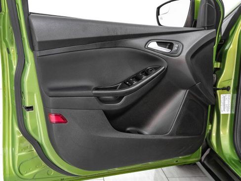 Used 2018 Ford Focus SE w/ SE Appearance Package image 38