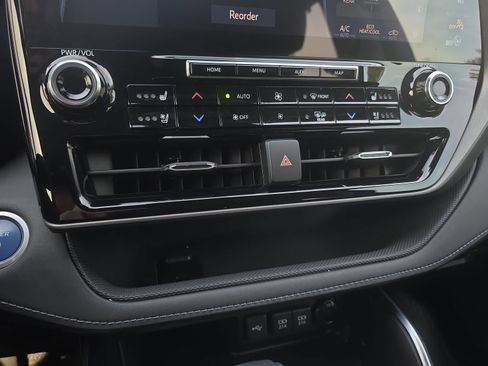 Used 2021 Toyota Highlander Limited FWD image 25