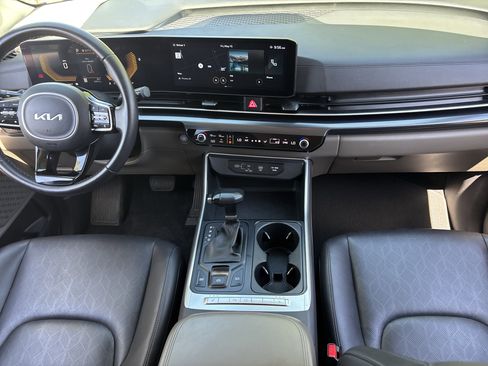 Used 2025 Kia Carnival FWD image 13