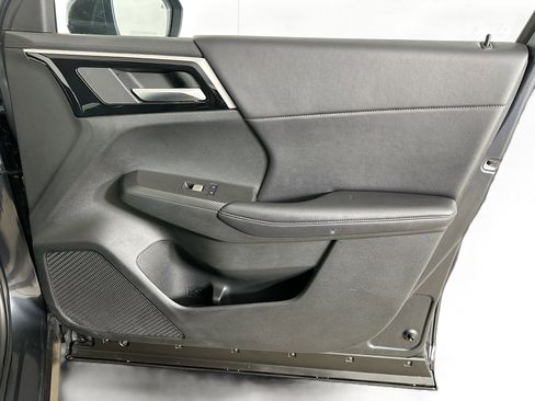 Used 2024 Mitsubishi Outlander SE image 32