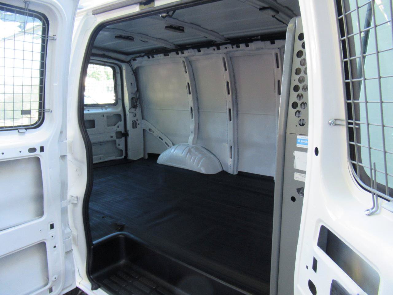 Used 2017 Chevrolet Express 2500 RWD image 14