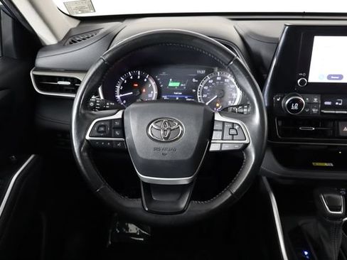 Used 2023 Toyota Highlander XLE FWD image 7