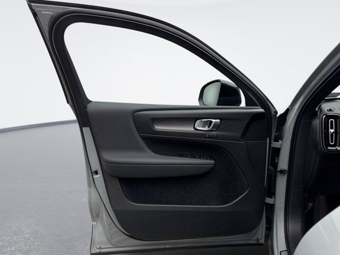 Used 2025 Volvo XC40 B5 Plus AWD/4WD image 9