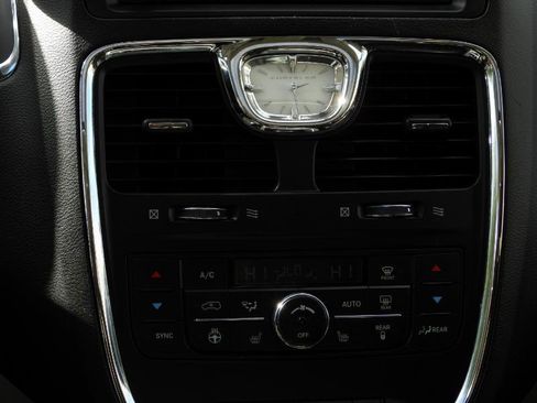 Used 2014 Chrysler Town & Country Touring-L image 29