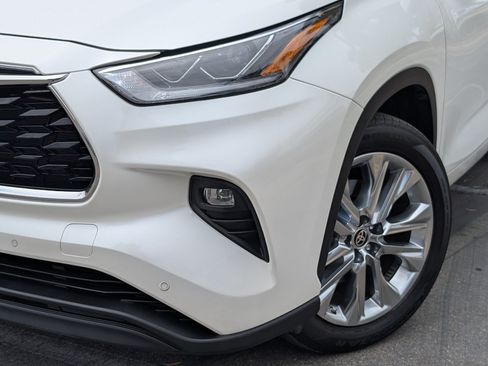 Used 2021 Toyota Highlander Limited FWD image 11
