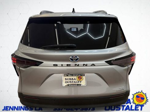Used 2024 Toyota Sienna XLE image 4