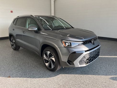 New 2026 Volkswagen Taos SE image 8