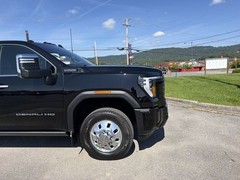 Used 2025 GMC Sierra 3500 Denali Ultimate AWD/4WD image 2