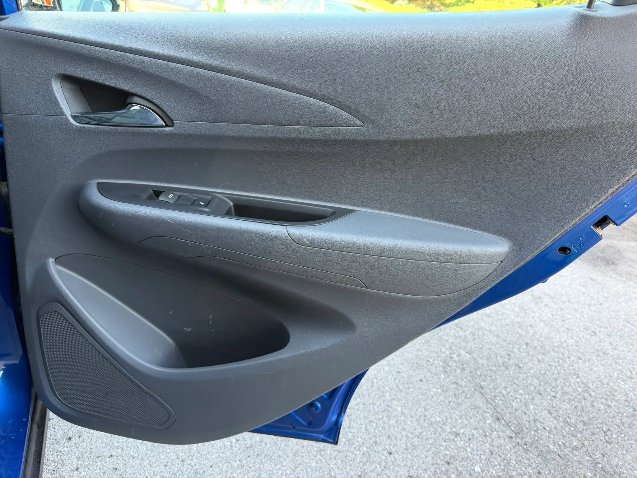 Used 2019 Chevrolet Bolt Premier w/ Infotainment Package FWD image 31