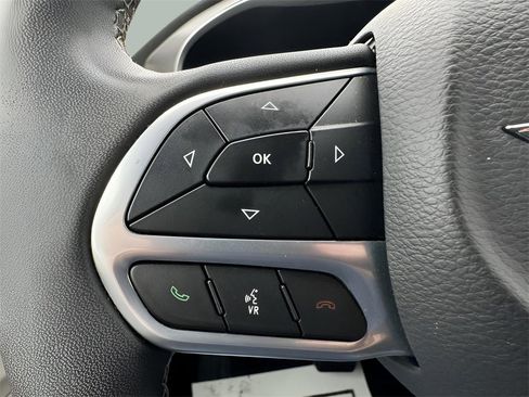 Used 2023 Chrysler Pacifica Touring-L image 17