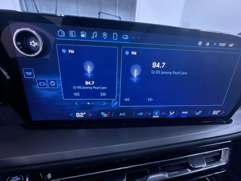 Used 2025 Chevrolet Traverse LT image 25