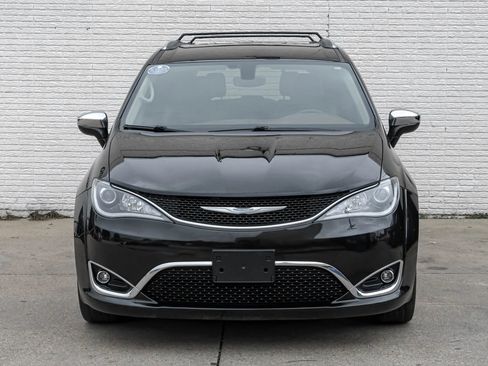 Used 2018 Chrysler Pacifica Limited image 4