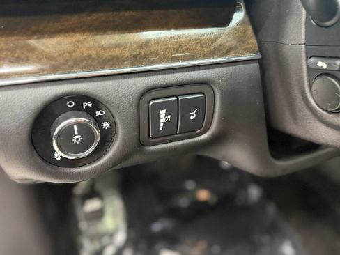 Used 2013 Lincoln MKT AWD image 26