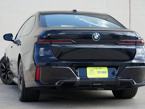 Used 2025 BMW 740i w/ Premium Package RWD image 6