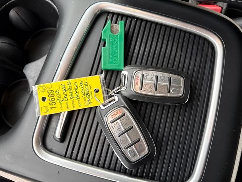 Used 2023 Chrysler Pacifica Touring-L AWD/4WD image 31