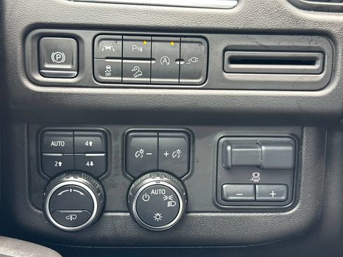 Used 2021 Chevrolet Tahoe Z71 w/ Z71 Off-Road Package AWD/4WD image 39