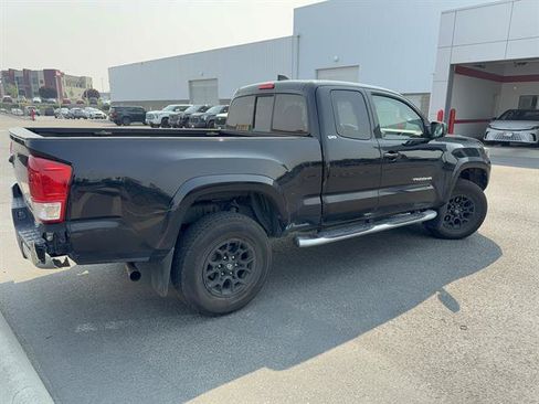 Used 2020 Toyota Tacoma SR5 AWD/4WD image 2