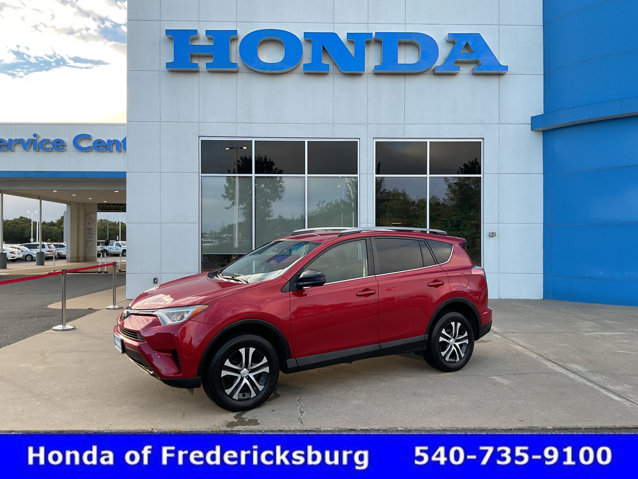 Used 2017 Toyota RAV4 LE AWD/4WD image 1