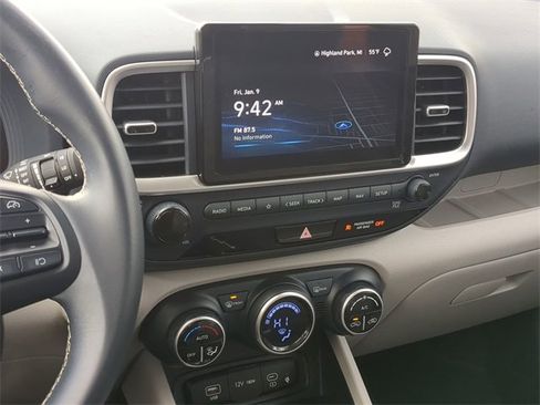 Used 2023 Hyundai Venue Limited image 24