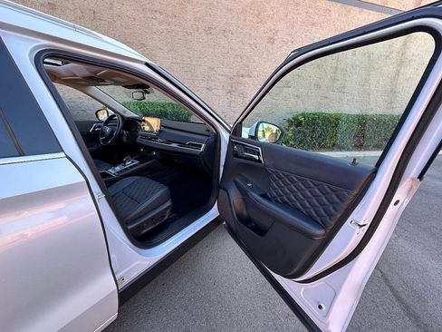Used 2023 Mitsubishi Outlander SEL AWD/4WD image 17