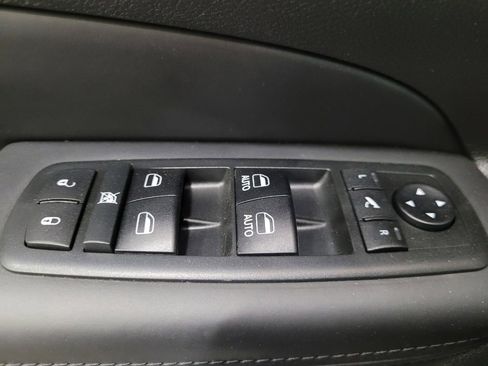 Used 2018 Jeep Grand Cherokee Overland AWD/4WD image 27