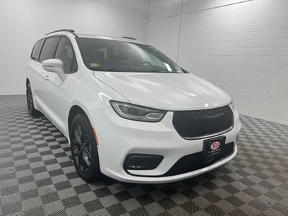 Used 2022 Chrysler Pacifica Touring-L w/ Uconnect Theater Family Group