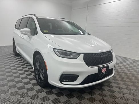 Used 2022 Chrysler Pacifica Touring-L w/ Uconnect Theater Family Group AWD/4WD image 1