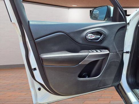 Used 2019 Jeep Cherokee Limited FWD image 19