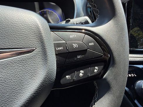 Used 2025 Chrysler Pacifica Limited FWD image 17