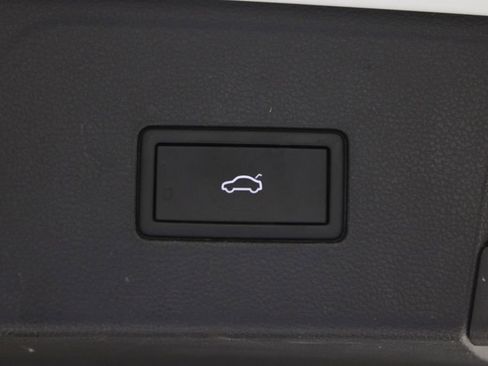 Used 2025 Volkswagen Atlas SE FWD image 18