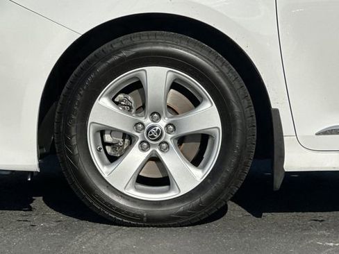 Used 2020 Toyota Sienna LE w/ Carpet Mat Package image 29