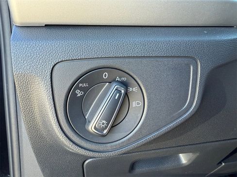 Used 2022 Volkswagen Atlas Cross Sport SE w/ Panoramic Sunroof Package image 18