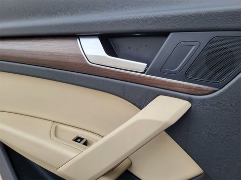 Certified 2025 Audi Q5 2.0T Premium image 14