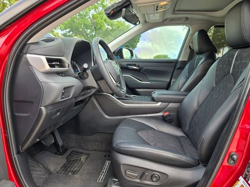 Used 2024 Toyota Highlander XLE AWD/4WD image 10