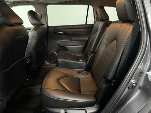 Used 2024 Toyota Highlander XLE image 18