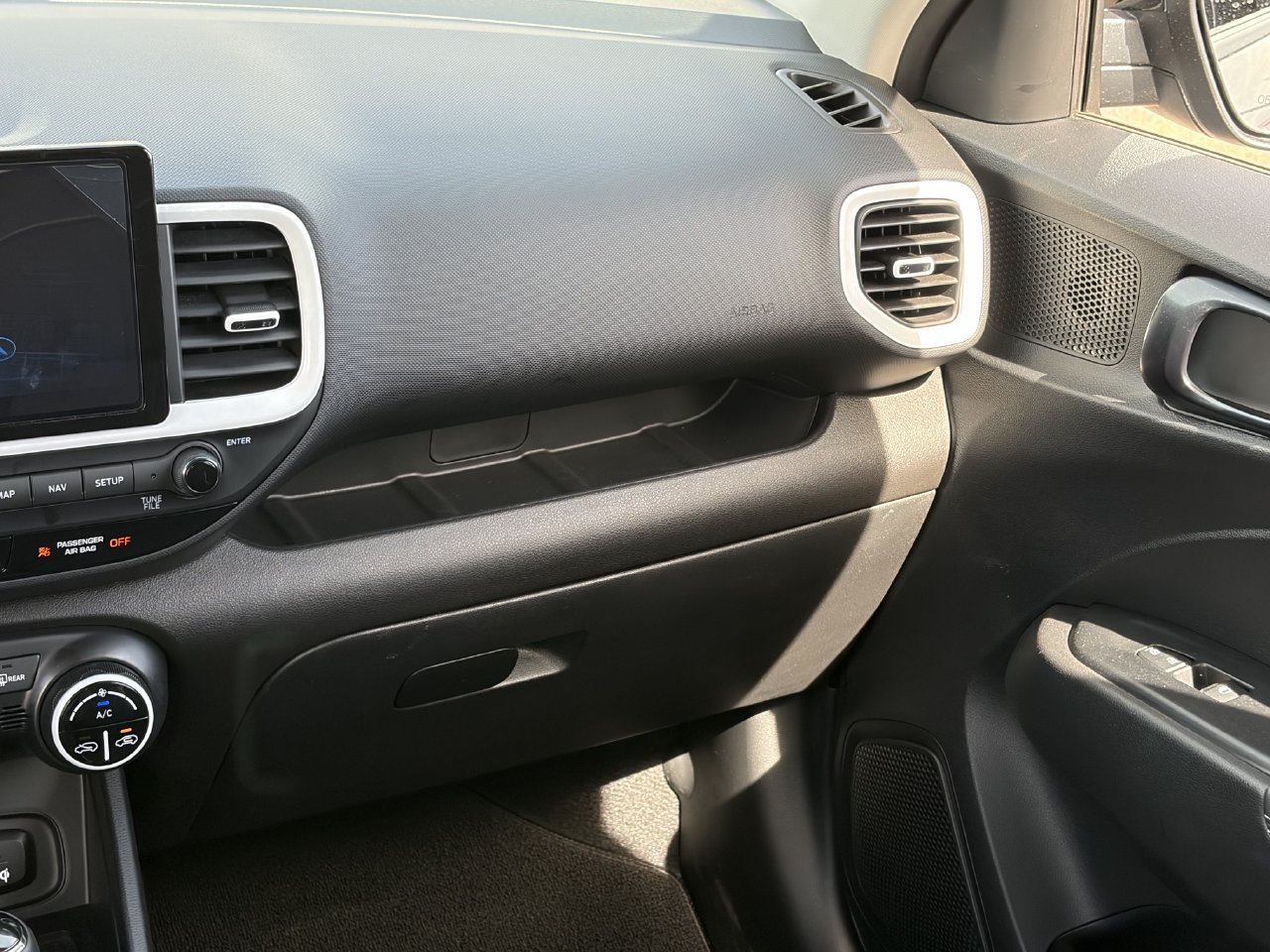 Used 2025 Hyundai Venue Limited FWD image 23