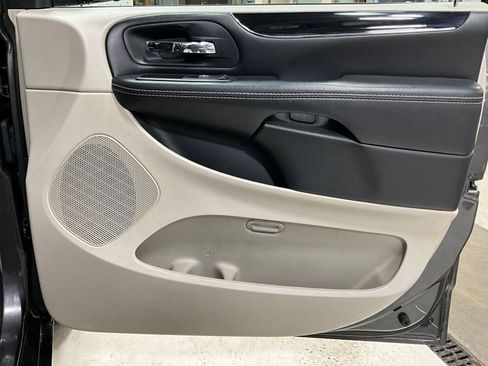 Used 2019 Dodge Grand Caravan SXT FWD image 22