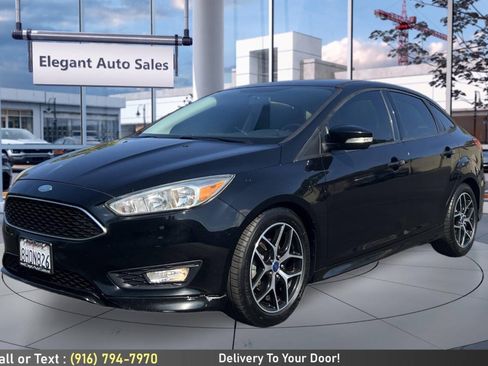 Used 2016 Ford Focus SE w/ SE Sport Package FWD image 9