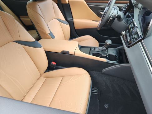 Used 2024 Lexus ES 300h Ultra Luxury w/ Accessory Package (Z2) FWD image 15