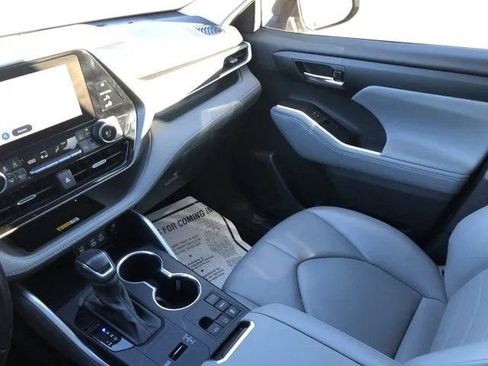 Used 2023 Toyota Highlander XLE image 15