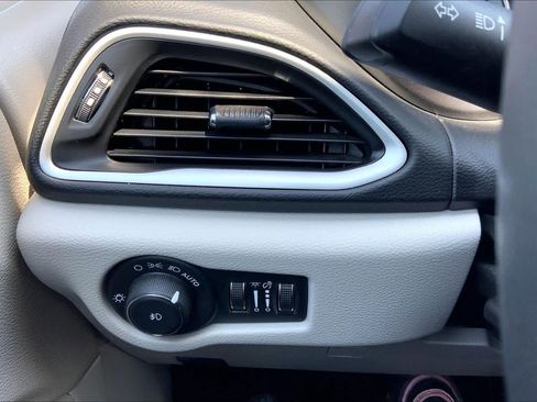 Used 2024 Chrysler Pacifica Touring-L FWD image 33